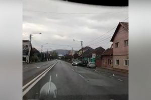 Şoferul unui BMW, căutat după ce a lovit două maşini şi a fugit de la locul accidentului (VIDEO)