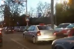 Pericol public: Instructor auto, filmat în timp ce conduce maşina… de pe scaunul din dreapta! (VIDEO)