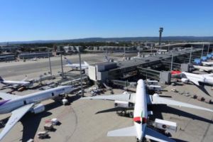 SUTE de zboruri, ANULATE. MII de PERSOANE sunt blocate pe aeroportul din BRUXELLES