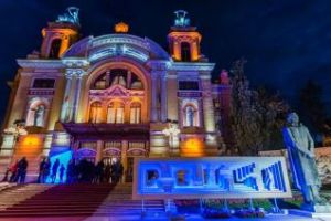 Știri de Cluj a oferit premiul pentru ”EDUCAȚIE”, în cadrul Galei Premiilor Media de Excelenţă, profesoarei Alexandra Oană