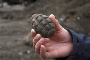 A intrat cu grenada în bar!