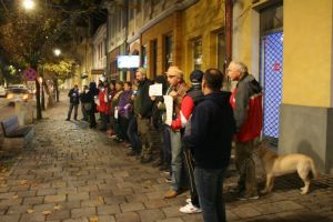 „Vă vedem din Bistriţa!”. Protest mut şi scurt în faţa sediului PSD (FOTO)