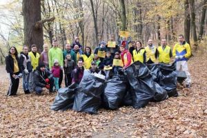 Curăţenie de toamnă pe Mamut. Zeci de saci de gunoi strânşi, sâmbătă, de membrii Lions Club Alba Iulia cu sprijinul Eco Eroilor juniori