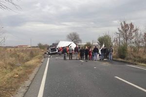 Accident grav pe DN 79, la ieşirea din Nojorid: O persoană grav rănită, după ce o autoutilitară şi un autoturism s-au izbit, circulaţia este blocată