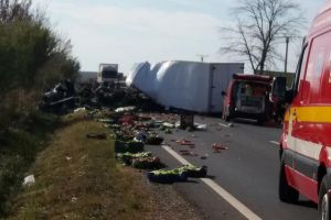 Accidentul de la Nojorid a fost provocat de o depăşire neregulamentară. Şoferul nevinovat este în stare foarte gravă