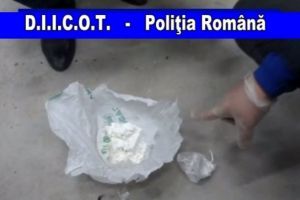 Sentinţă grea într-un dosar de trafic internaţional de cannabis şi cocaină. Trei persoane condamnate la peste 12 ani de închisoare