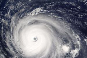 Populaţia este în PERICOL. Un taifun PUTERNIC DISTRUGE totul în cale. Autorităţile sunt în ALERTĂ