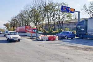 Un „Dorel” a comis-o pe DN 7. O reparaţie a trebuit făcută de două ori în condiţiile unui trafic infernal