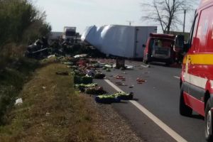 FOTO&VIDEO. Accident mortal lângă Oradea! O maşină a intrat sub un un camion!