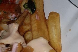 FOTO. Dezgustător! Shaorma cu muşte la un fast food din municipiul Satu Mare