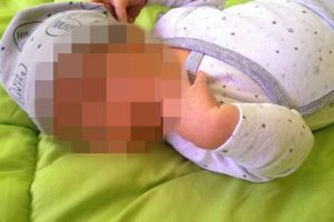 Bebeluş în vârstă de 5 luni găsit mort în casă. Poliţia a preluat cazul