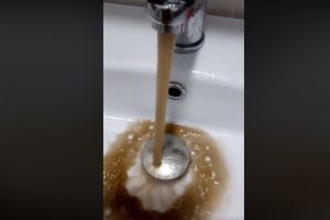 Apă mizerabilă la robinetele sătmărenilor. Fenomenul poate continua până sâmbătă!