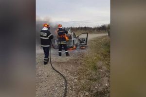 Maşină în flăcări de la un scurtcircuit