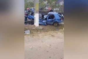 Un tânăr mort, altul rănit, după ce o maşina a intrat într-un stâlp