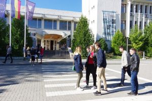 Stagii de practică pentru 250 de studenţi şi masteranzi, în cadrul unui proiect cu ...