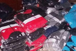 Marfă contrafăcută de zeci de mii de lei, confiscată în urma unei acţiuni a poliţiei