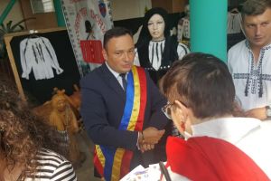 Edilul-şef Daniel Băluţă a dat ordinul de începere a lucrărilor de reabilitare a Şcolii vechi din Vaideeni