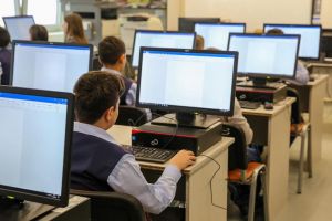 Calculatoare pentru 45 de şcoli din Cluj-Napoca. Elevii sunt pregătiţi pentru slujbele viitorului