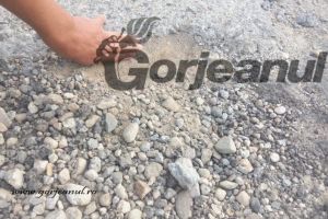 Gropile dintr-un drum comunal din Berleşti, astupate cu ciment! Artera, turnată într-o singură noapte