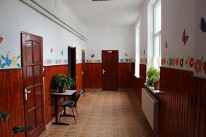 Sute de copii din comuna Voila, incluşi într-un proiect pentru prevenirea abandonului şcolar