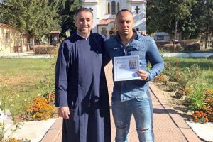 Romi creştinul: Interlopul Romi Neguş a anunţat pe Facebook că… s-a botezat!