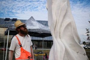 GALERIE FOTO IMPRESIONANTĂ. Mâinile artiştilor au dat viaţă pietrelor la Tabăra Naţională de Sculptură Monumentala – România 100 