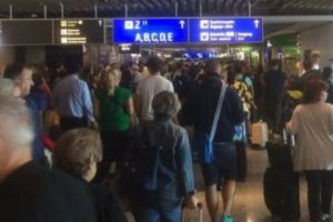 Ce mai bagă românul la ciorap, la propriu? FABULOASA EXPERIENŢĂ de pe Aeroportul Cluj-Napoca