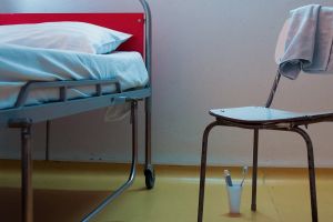 Chinul sătmărenilor în spitale. Dorm pe unde apucă pentru a fi aproape de copiii lor bolnavi