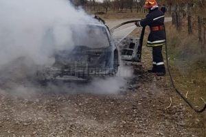 Maşină în flăcări de la un scurtcircuit