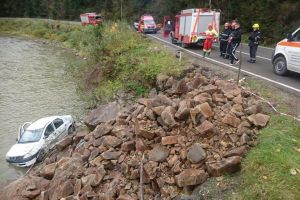 Au plonjat cu maşina în râul Bistriţa