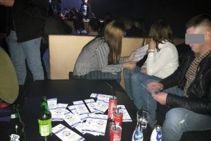Razii ale poliţiei în săli de jocuri şi discoteci, continuate cu filtre în trafic