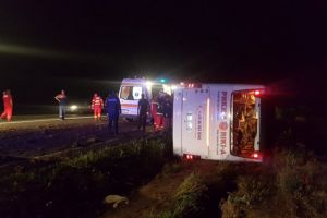 PRĂPĂD pe şosea, între Arad şi Deva! ZECI de RĂNIŢI şi o persoană DECEDATĂ în ACCIDENT