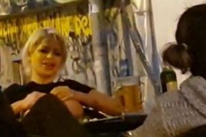 Ameţită de alcool, ŞI-A ARĂTAT SÂNII în centrul oraşului. Tabloidele din România, în alertă. Video+18