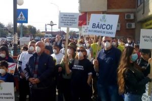 Protest autorizat faţă de poluarea aerului în oraşul Băicoi, Prahova. Oamenii acuză că nu mai pot respira din cauza mirosurilor emanate de o groapă de gunoi