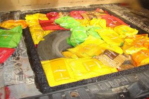 Ţigări şi tutun pentru narghilea, descoperite ascunse într-un microbuz, la PTF Siret