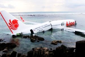 Catastrofă aviatică. 189 de pasageri şi-au pierdut viaţa în urma prăbuşirii unui avion în Indonezia