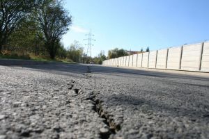 Cum arată după patru ani un drum de 565 de metri în care Primăria Bistriţa a investit 1,5 milioane de lei