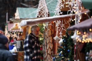 Pregătiri pentru Târgul de Crăciun la Braşov