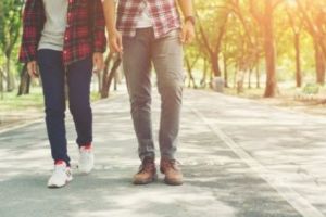 Doi tineri au fost BICIUIȚI în piaţa publică. Motivul este INCREDIBIL