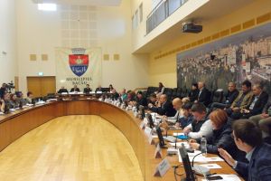 Străzi, tăieri de fonduri şi cetăţeni de onoare