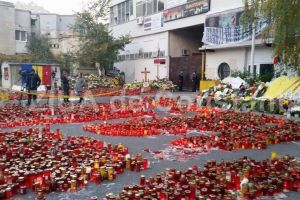 Slujbe de pomenire la trei ani de la incendiul din clubul bucurestean Colectiv. Zeci de tineri au murit in urma tragediei