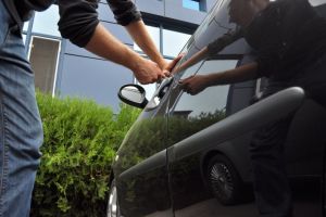 Spărgător de maşini prins în flagrant! Eliberat condiţionat în luna august, hoţul a ajuns înapoi în arest