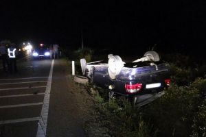 Maşină răsturnată în sensul giratoriu de la Terebeşti. Două persoane încarcerate