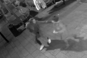 Franţuzoaice surprinse de camerele de supraveghere după ce a mâncat şi băut la un restaurant din Cluj şi au fugit fără să plătească