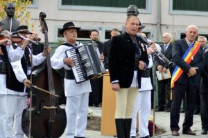 FOTO: Omagiu adus artizanilor Marii Uniri în comuna Râciu