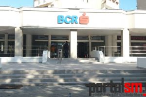 FOTOGALERIE. În sfârşit! BCR s-a conformat şi a renovat zona de acces în sediul băncii