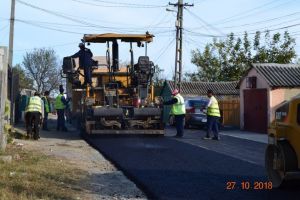 Lucrarile de asfaltare in Hirsova au inceput. Firma Daf Trans 2000 le efectueaza (galerie foto)