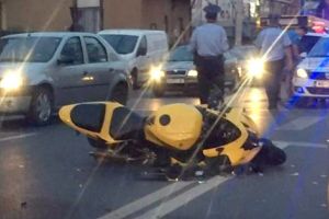 Motociclistul nu a păstrat distanţa