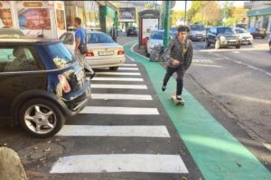 Zebra de-a lungul unui trotuar