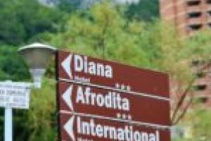 Drumul spre răsfăţul de la Herculane înseamnă gropi, procese, sentinţe cu cântec, nepăsare şi nesimţire! Toate, de ani întregi!